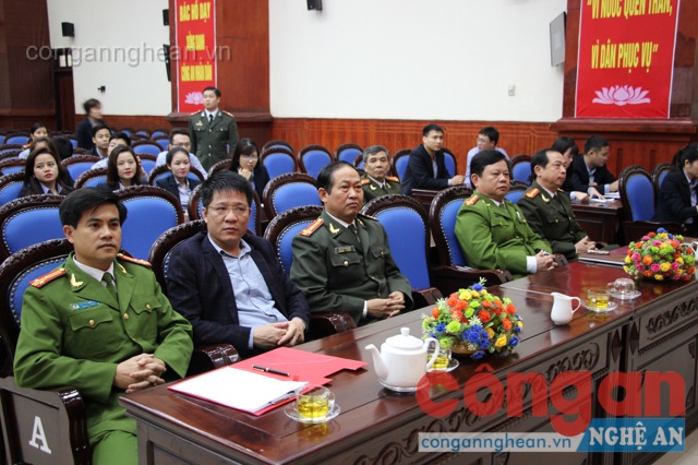 Đại tá Nguyễn Tiến Dần và Thượng tá Nguyễn Đức Hải - Phó giám đốc Công an tỉnh tới dự lễ