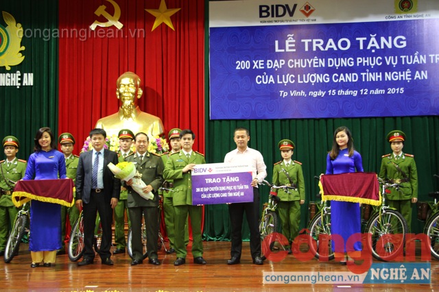 Đại diện Ngân hàng BIDV trao tặng 200 xe đạp chuyên dụng cho Công an tỉnh Nghệ An
