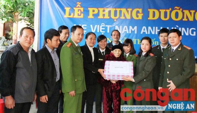 Đoàn Thanh niên Công an Hà Tĩnh tặng quà cho mẹ Nguyễn Thị Tốn