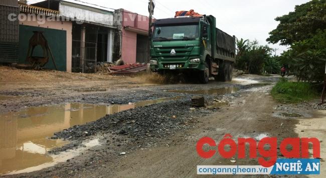 Xe có dấu hiệu quá tải trọng đang “cày xới” QL48B đoạn qua xã Quỳnh Mỹ, huyện Quỳnh Lưu, tỉnh Nghệ An