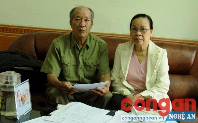 Vợ chồng ông Chu, bà Lạc trình bày sự việc với phóng viên