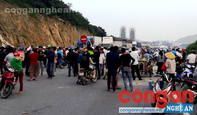 Người dân quá khích chặn QL1A gây ách tắc giao thông