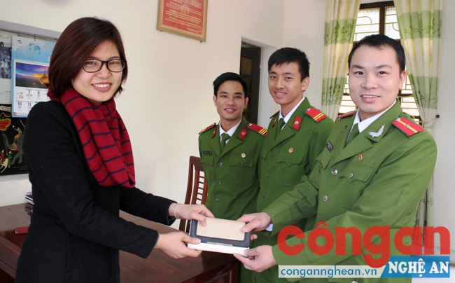 Đội CSBV mục tiêu Công an tỉnh trả lại tài sản cho chị Hoàng Thị Mỹ Linh