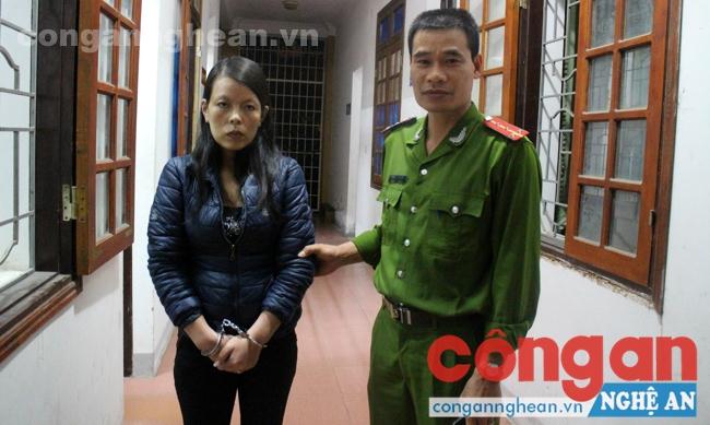 Đối tượng truy nã Trần Thị Dung bị Công an phường Lê Lợi bắt giữ