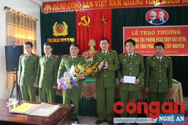 Đồng chí Đại tá Nguyễn Mạnh Hùng – Phó giám đốc Công an tỉnh trao thưởng cho tổ công tác 