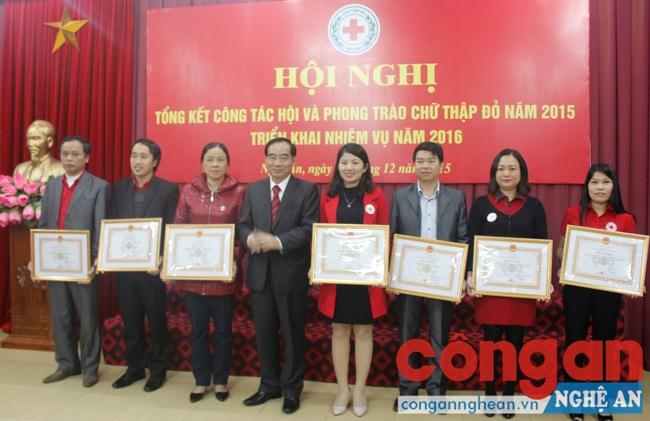 Các tập thể, cá nhân xuất sắc trên lĩnh vực hoạt động nhân đạo nhận Bằng khen của Trung ương Hội Chữ thập đỏ Việt Nam
