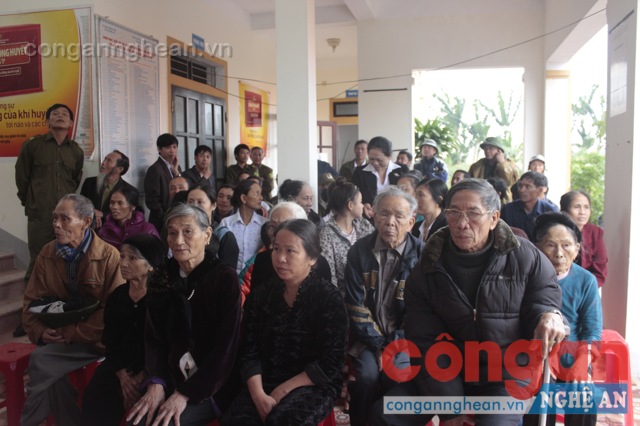 Người dân có mặt ở trạm y tế xã Nam Trung từ rất sớm
