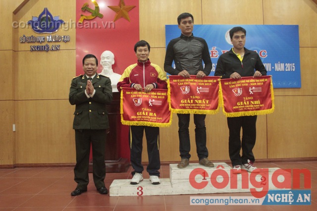 Ban tổ chức cũng trao thưởng một số môn thi đấu. Trong ảnh là trao thưởng nội dung bóng chuyền nữ THPT cho các đơn vị TP Vinh (giải nhất), TX Thái Hòa (nhì) và Diễn Châu (ba).