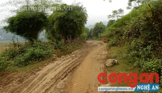 Vì vướng mặt bằng, tuyến đường đi vào 2 xã Quang Phong và Cắm Muộn thi công gần 10 năm vẫn chưa xong