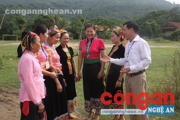 Ông Lộc Văn Việt, Chủ tịch UBMTTQ xã Lạng Khê tuyên truyền cho chị em phụ nữ cảnh giác với nạn mua bán phụ nữ, trẻ em