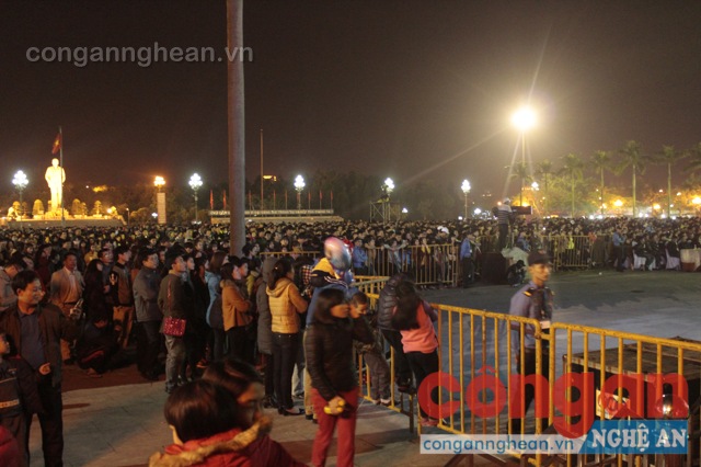  1.    Hàng nghìn người dân thành phố Vinh đã tập trung về Quảng trường để xem văn nghệ và đón chào năm mới.