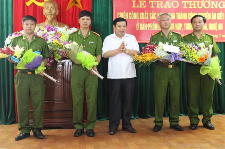 Đồng chí Nguyễn Xuân Đường, Chủ tịch UBND tỉnh trao thưởng cho Ban chuyên án GN715