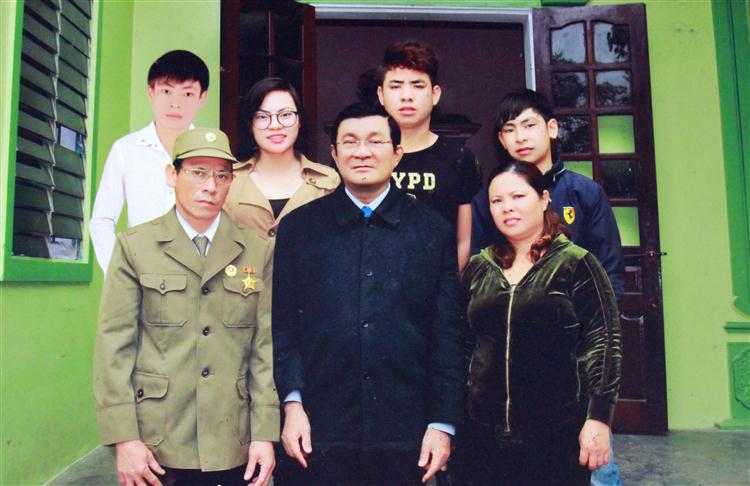Gia đình ông Chương chụp ảnh lưu niệm nhân dịp Chủ tịch nước                                   Trương Tấn Sang về thăm