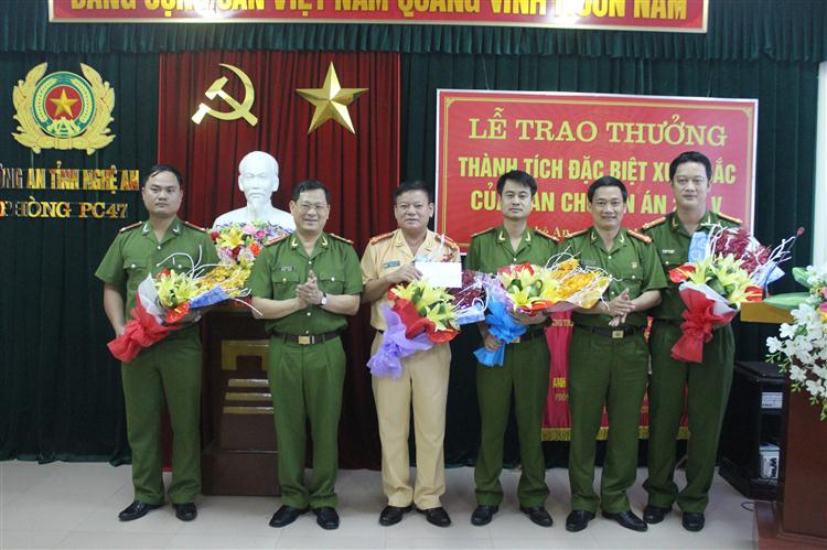 Đồng chí Đại tá Nguyễn Hữu Cầu, Giám đốc Công an tỉnh                                  trao thưởng cho Ban chuyên án 288V