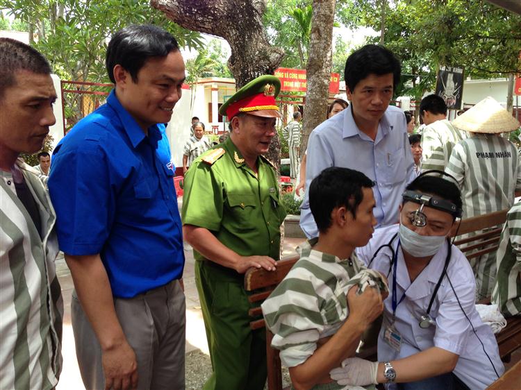 Câu lạc bộ Thầy thuốc trẻ Nghệ An khám, cấp phát thuốc miễn phí cho phạm nhân cải tạo tại Trại giam số 6