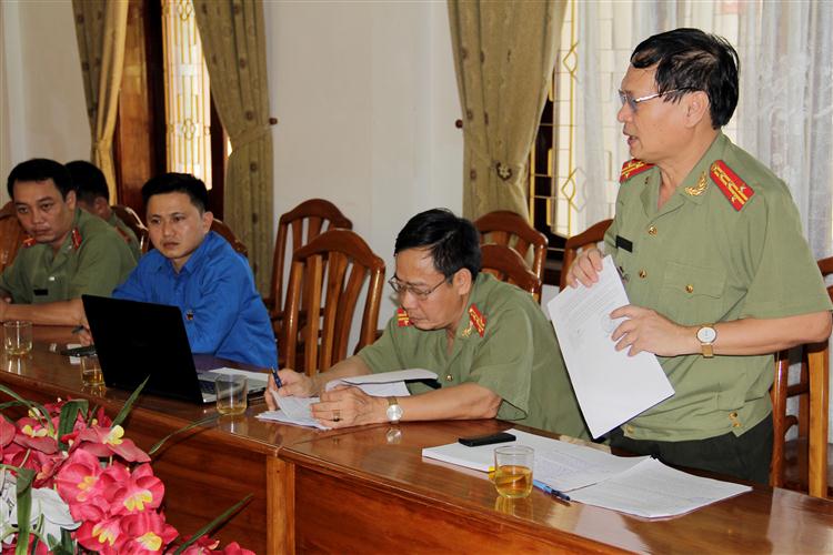 Đồng chí Đại tá Nguyễn Đình Dung, Phó Giám đốc Công an tỉnh cùng đoàn công tác                     kiểm tra tình hình xây dựng phong trào toàn dân bảo vệ ANTQ tại huyện Kỳ Sơn