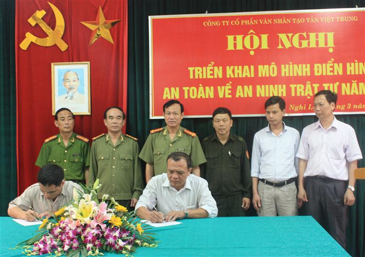 Ký kết mô hình “An toàn về ANTT” giữa Công an tỉnh                               và Công ty CP Ván nhân tạo Việt - Trung