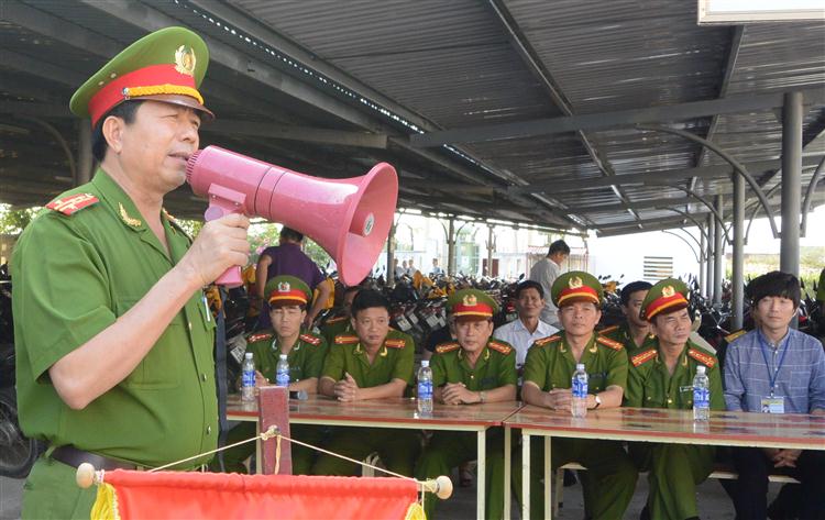 Đại tá Lê Quốc Báo, Phó Giám đốc Cảnh sát PC&CC Nghệ An chỉ huy diễn tập chữa cháy tại Nhà máy Haivina Kim Liên  (Khu công nghiệp Nam Giang, huyện Nam Đàn)