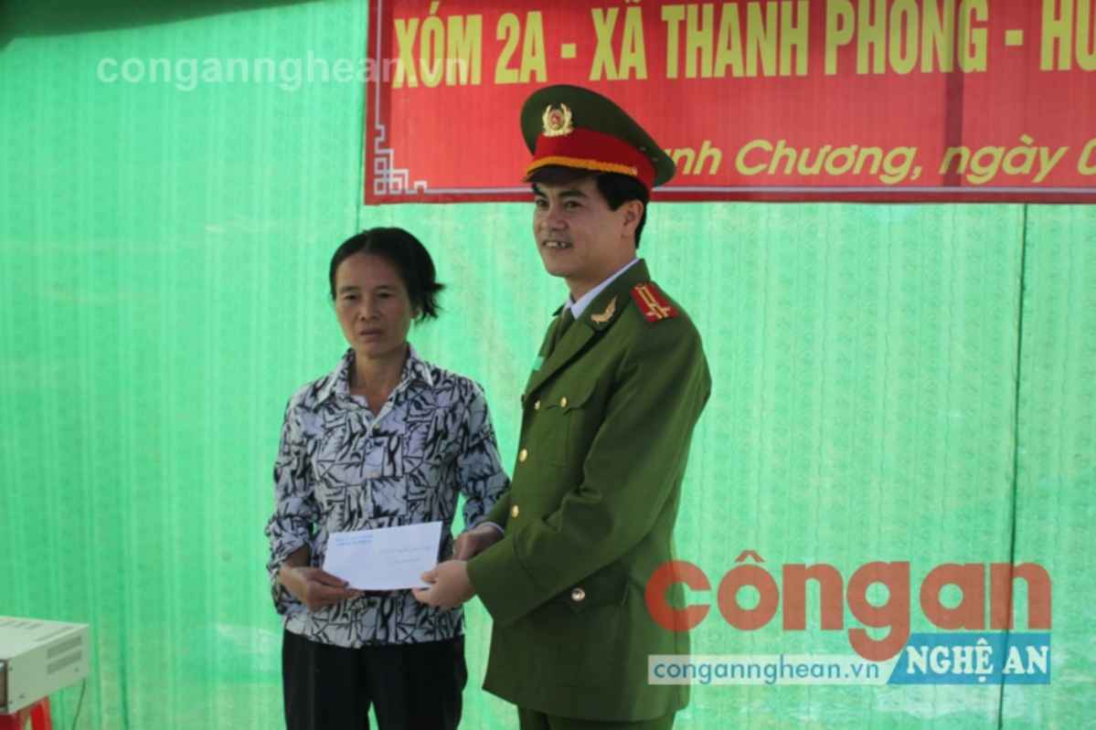 Thượng tá Nguyễn Đức Hải, Phó Giám đốc Công an tỉnh Nghệ An tặng quà của Công an Nghệ An cho bà Nguyễn Thị Sáu