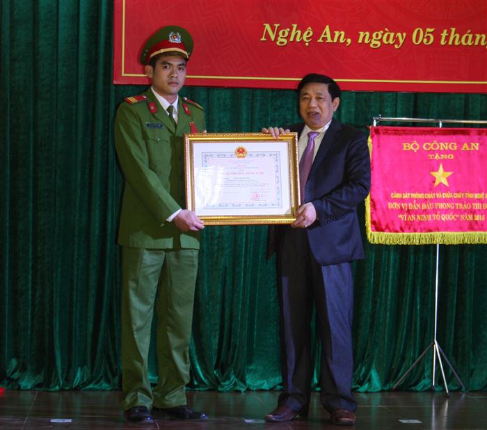 Thừa ủy quyền của Chủ tịch nước, Chủ tịch UBND tỉnh trao Huân chương dũng cảm cho Thượng sỹ Đoàn Khánh Linh