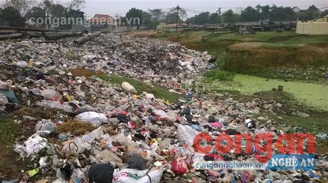 Bãi rác tự phát tại nghĩa trang Cồn Lim                                        gây ô nhiễm môi trường