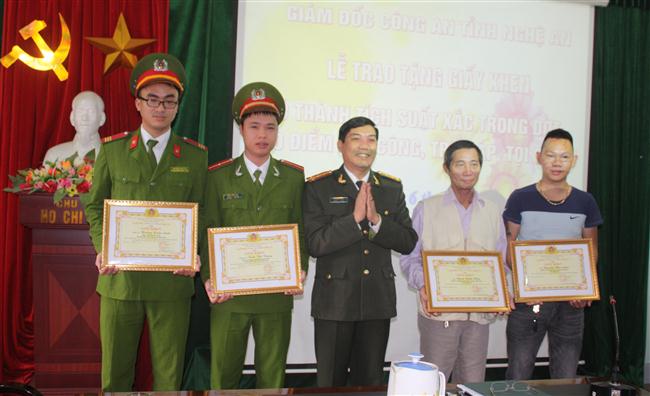 đồng chí Đại tá Lê Khắc Thuyết, Phó Giám đốc Công an tỉnh đã trao giấy khen của Giám đốc Công an tỉnh cho các cá nhân