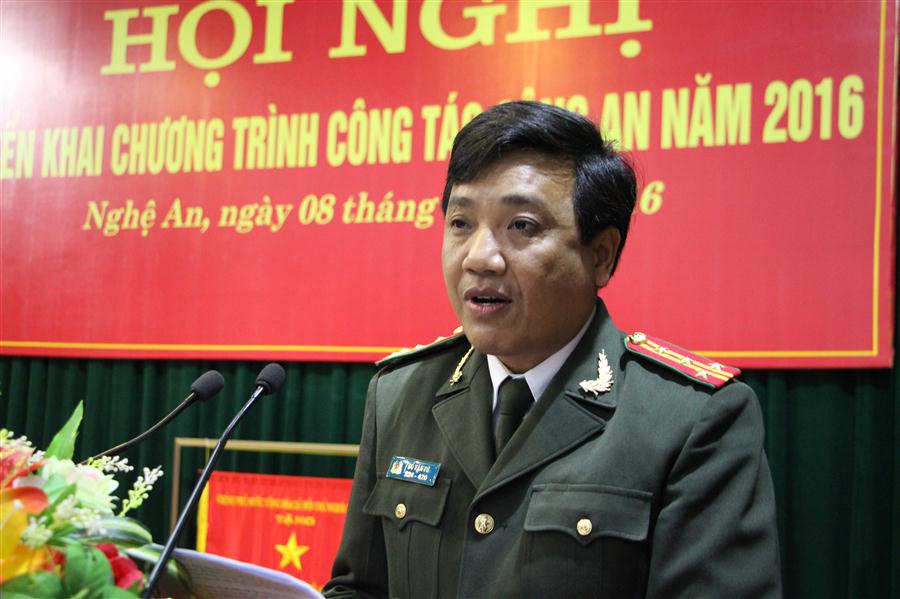 Đồng chí Đại tá Hồ Văn Tứ, Phó Bí thư Đảng uỷ, Phó Giám đốc Công an tỉnh báo cáo tóm tắt kết quả Công tác công an năm 2015 của Công an Nghệ An.