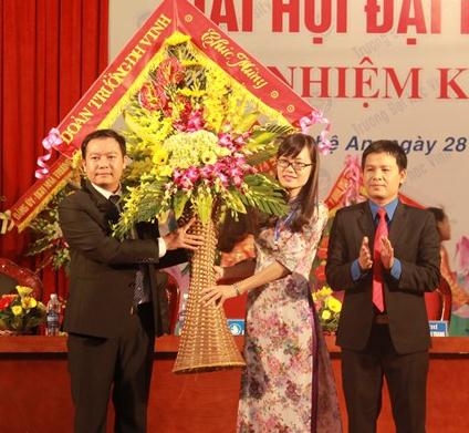 Phan Thị Quỳnh Trang nhận hoa chúc mừng khi               được bầu làm Chủ tịch Hội Sinh viên Trường ĐH Vinh