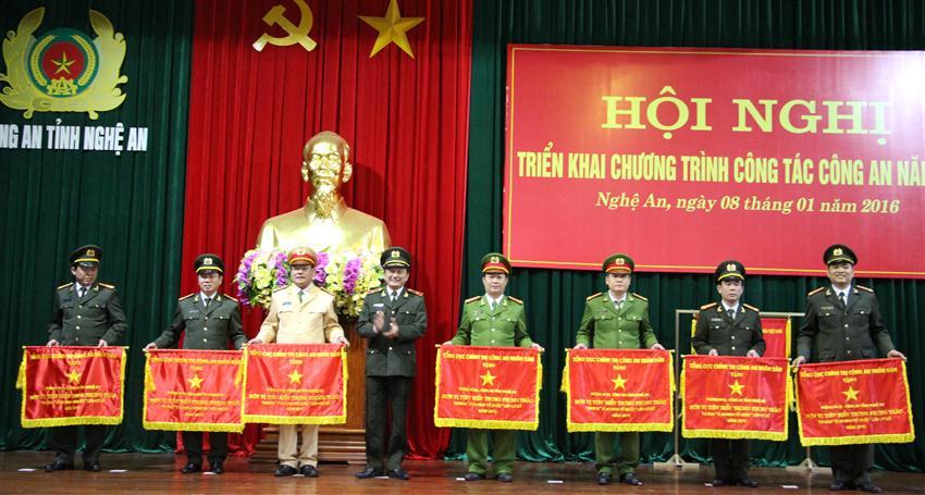 Thiếu tưởng Nguyễn Quang Chữ, Phó Tổng cục trưởng Tổng cục Chính trị Bộ công an trao cờ đơn vị tiêu biểu trong phong trào thi đua 