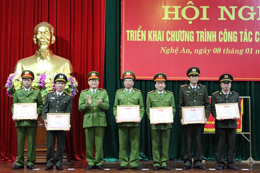 Đồng chí Đại tá Nguyễn Hữu Cầu, Giám đốc Công an tỉnh trao danh hiệu Đơn vị Quyết thắng cho các đơn vị năm 2015