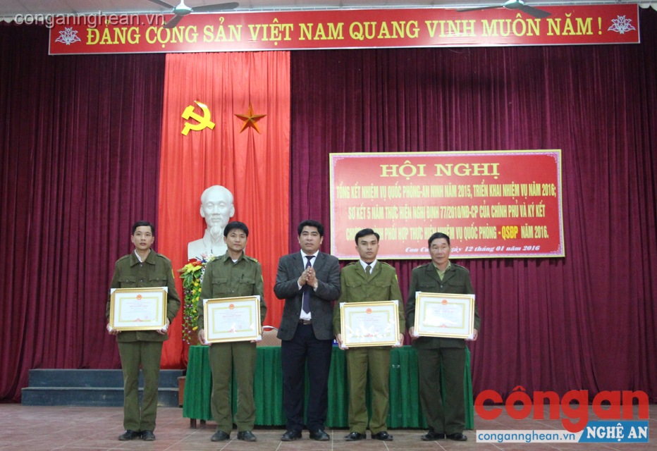 Chủ tịch UBND huyện Vi Văn Sơn khen thưởng các tập thế, cá nhân
