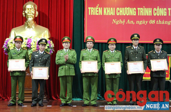 Đồng chí Đại tá Nguyễn Hữu Cầu, Ủy viên BTV Tỉnh ủy, Bí thư Đảng ủy, Giám đốc Công an tỉnh trao tặng danh hiệu Đơn vị Quyết thắng cho Công an các đơn vị, địa phương