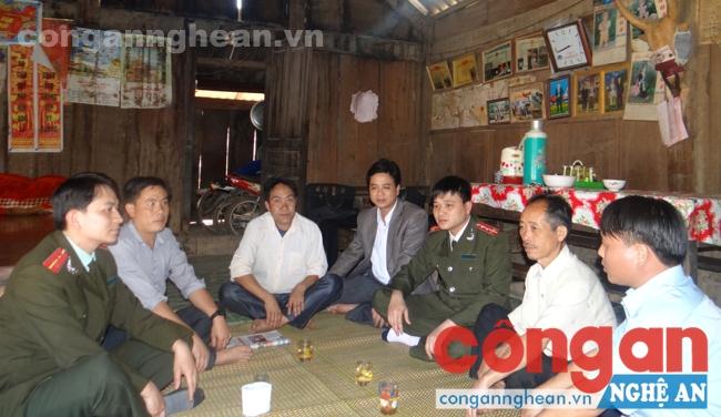 CBCS Phòng An ninh xã hội Công an tỉnh gặp gỡ người có uy tín tiêu biểu của huyện Kỳ Sơn, tỉnh Nghệ An