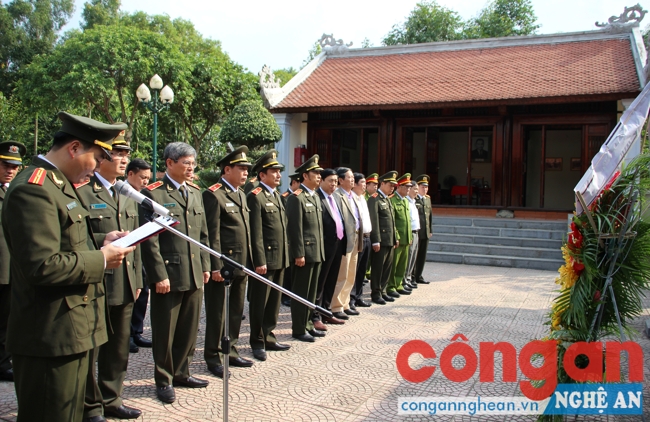 Đoàn đại biểu của Bộ Công an và tỉnh Nghệ An dâng hoa, dâng hương tại Nhà tưởng niệm cố Bộ trưởng Trần Quốc Hoàn (Ảnh: Hải Việt)