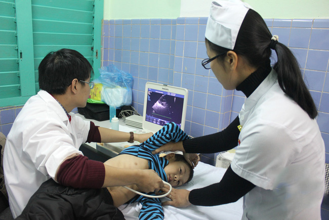 Các bác sĩ khám sàng lọc bệnh tim bẩm sính cho một em nhỏ (Ảnh: vtv.vn)