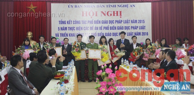 Đồng chí Lê Xuân Đại – Phó chủ tịch Thường trực UBND tỉnh trao thưởng cho các tập thể, cá nhân 
