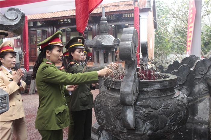 Hội phụ nữ  Công an tỉnh dâng hoa, dâng hương tại khu tưởng niệm Cố Bộ trưởng Trần Quốc Hoàn