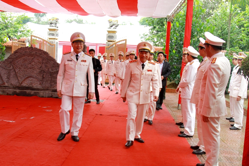 Đại tá Nguyễn Hữu Cầu, Ủy viên BTV Tỉnh ủy, Giám đốc Công an tỉnh tiếp đón đoàn Đại biểu của Bộ Công an.