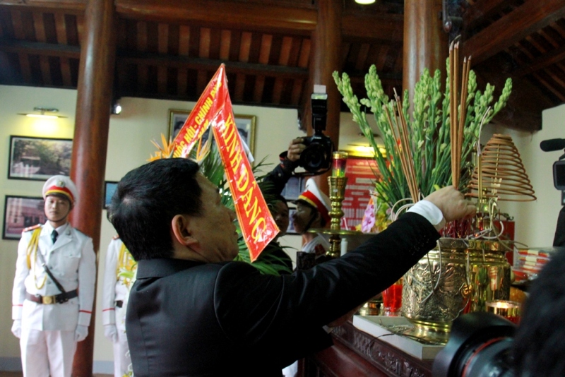 Đồng chí Hồ Đức Phớc , Bí thư Tỉnh ủy dâng hoa, dâng hương tại Nhà tưởng niệm Trần Quốc Hoàn.