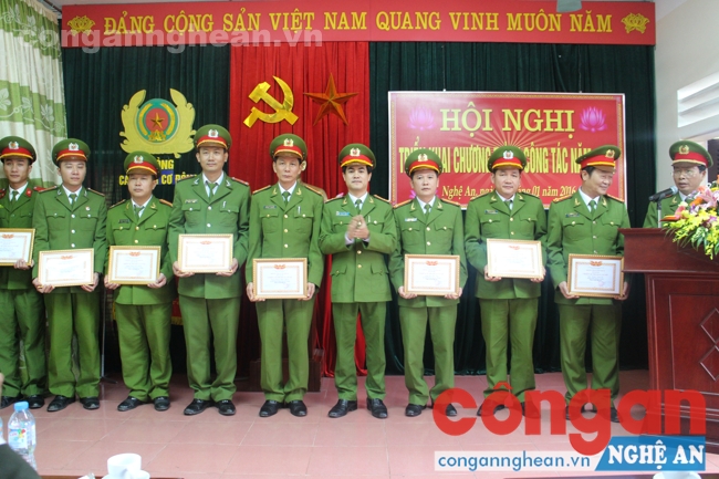 Đồng chí Thượng tá Nguyễn Đức Hải trao thưởng cho các tập thể, cá nhân 