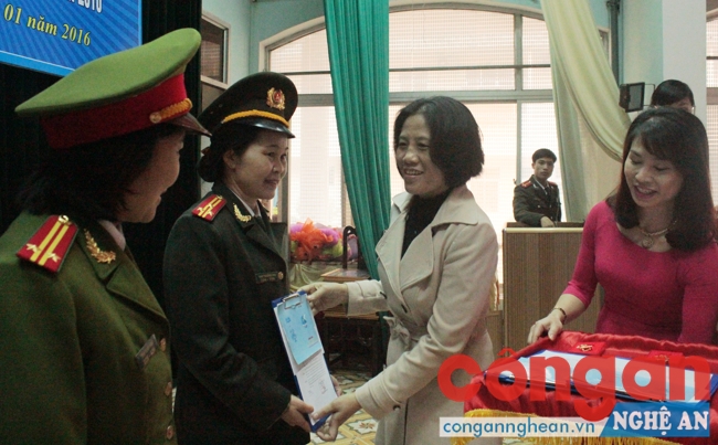 Trao Kỷ nệm chương vì sự phát triển của phụ nữ Việt Nam