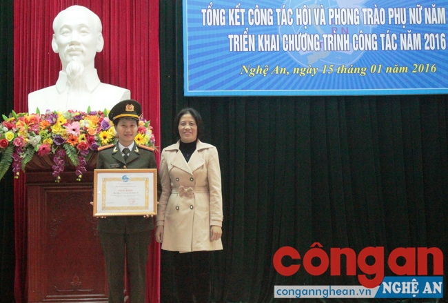 Trao bằng khen của Hội LHPN Việt Nam cho Hội phụ nữ Công an Nghệ An