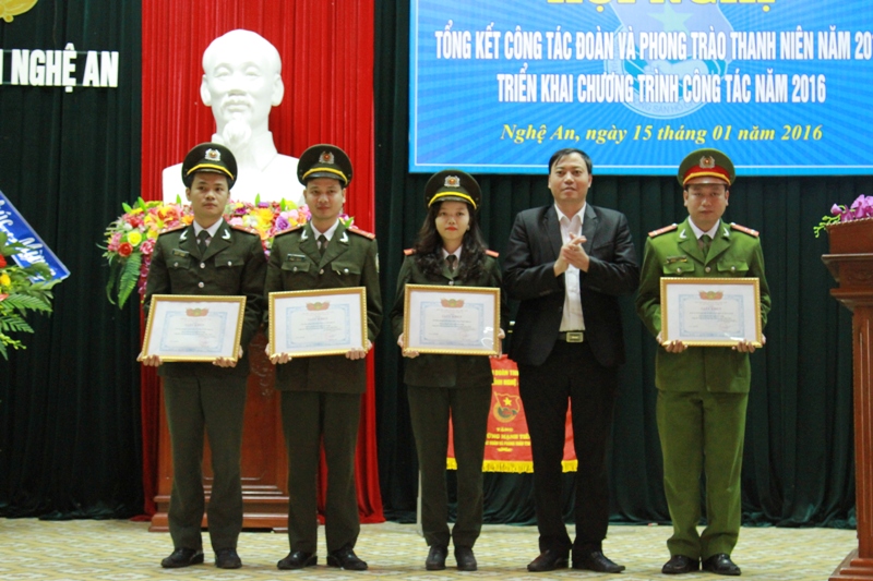 Tặng Giấy khen của Hội Liên hiệp Thanh niên Việt Nam tỉnh Nghệ An cho các tập thể.