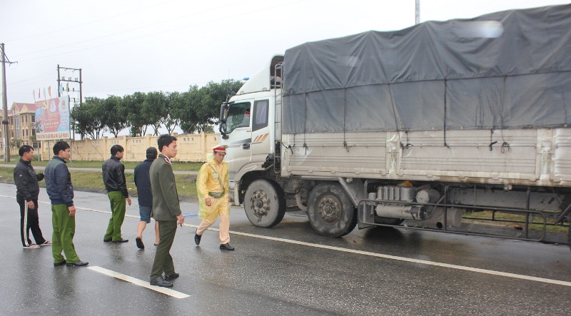 Chiếc xe tải chở 12 tấn da, mỡ bò hôi thối bị lực lượng chức năng bắt giữ.