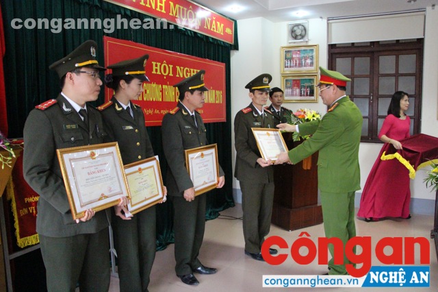 Đại tá Nguyễn Hữu - Giám đốc Công an tỉnh tặng Giấy khen của UNBD tỉnh và Ban cơ yếu Chính phủ cho 4 tập thể và cá nhân