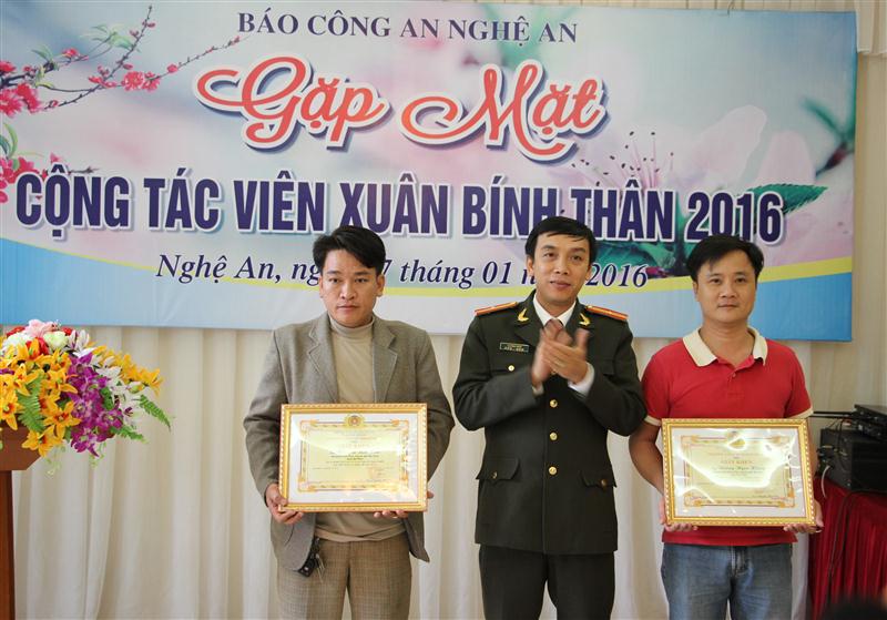 Thừa ủy quyền                 Giám đốc Công an tỉnh, đồng chí Thiếu tá               Tạ Đình Tuấn, Trưởng phòng Công tác chính trị trao                   Giấy khen cho các CTV tiêu biểu năm 2015