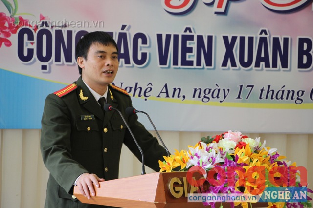 Đồng chí Thiếu tá Hồ Việt Dũng - Phó TBT công bố các quyết định khen thưởng của Giám đốc Công an tỉnh cho các CTV tiêu biểu năm 2015
