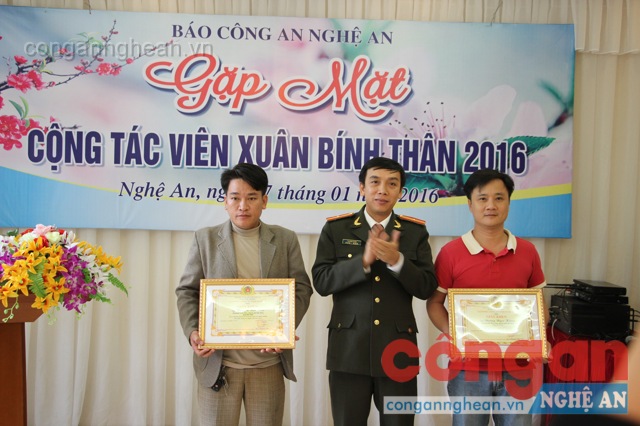 Thừa ủy quyền của Giám đốc Công an tỉnh, đồng chí Thiếu tá Tạ Đình Tuấn - Trưởng phòng, Phòng Công tác Chính trị (PX15) trao Giấy khen cho các CTV tiêu biểu năm 2015