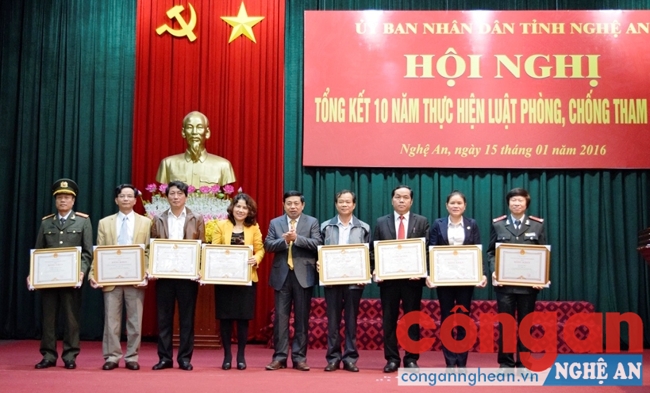 Đồng chí Nguyễn Xuân Đường, Chủ tịch UBND tỉnh tặng Bằng khen cho các tập thể, cá nhân có thành tích xuất sắc trong 10 năm thực hiện Luật PCTN