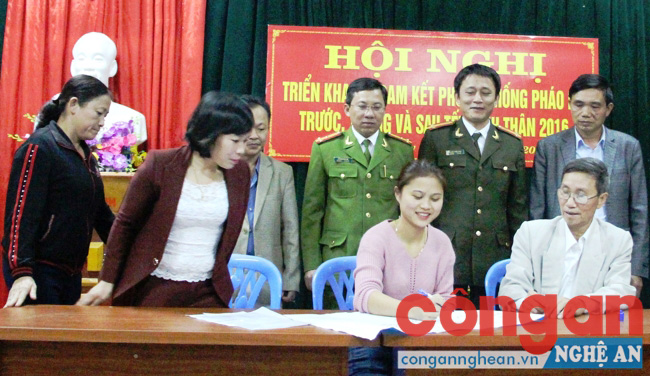 Đoàn Thanh niên phối hợp với Hội Cựu chiến binh, Hội Phụ nữ, Hội Nông dân xóm 13, xã Nghi Phú, TP Vinh ký cam kết phòng, chống pháo nổ